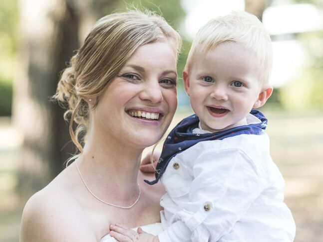 Braut mit Kind - Hochzeitsfotografie Dresden