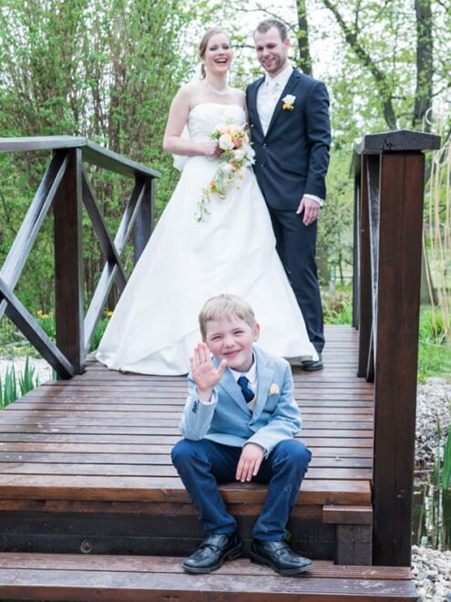 Bilder von der Hochzeit mit Kind auf der Brücke